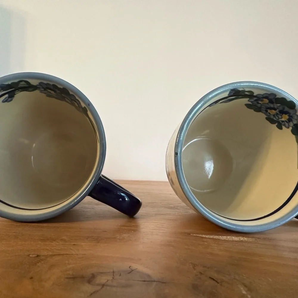 Pair of Elegant Floral Ceramic Mugs - Cream and Blue - Picture 3 of 4